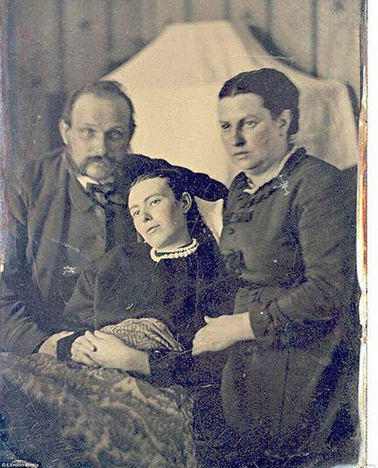 Foto familjare me të vdekurin (FOTO)