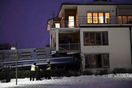Kur treni të futet drejt e në &#8230; shtëpi (FOTO)
