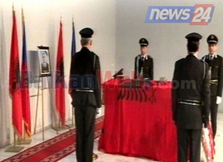 Përfundojnë homazhet për kryekomisarin Dritan Lamaj