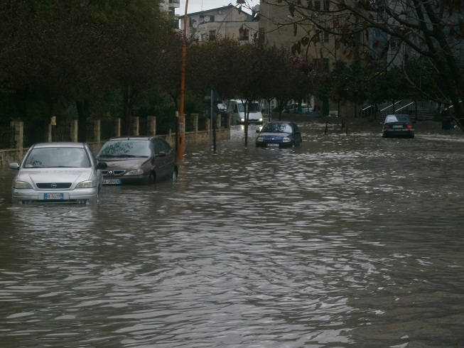 Durrës, reshjet shkaktojnë përmbytje në qendër e periferi
