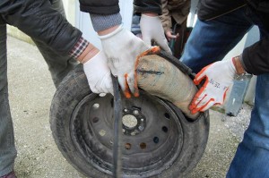 Fshihen 5,3 kg hashash në gomat e makinës, pranga 23 vjeçarit