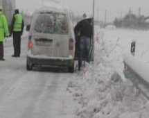 Reshjet e borës shkaktojnë probleme në disa akse rrugore