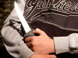 Durrës, qëllon me thikë disa herë 20 vjecarin, prangoset autori