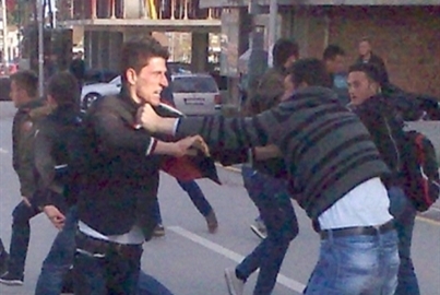 Sherr në autobus, theret me thikë një 22 vjeçar