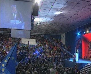 Studimi: Rinia shqiptare anëtarësohet në parti për t’u punësuar