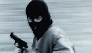 Qëllohet nga grabitësit tregtari i argjendarisë