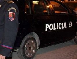 Oficeri i policisë vetëplagoset me armën e shërbimit