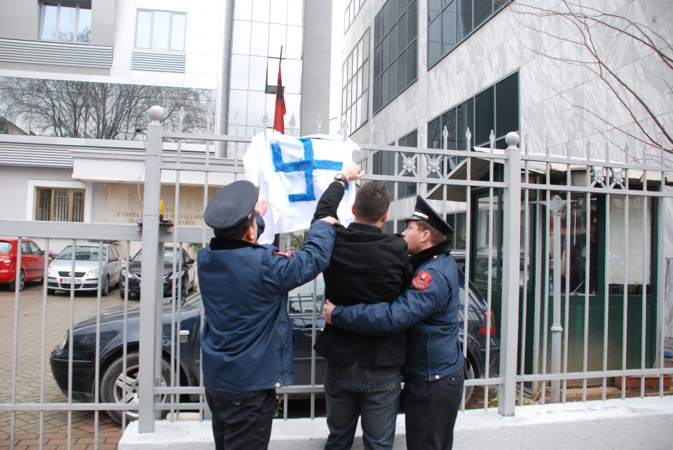 AK vendos flamuj nazistë grek te Ministria e Punës, arrestohet aktivisti