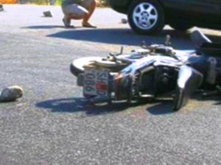 Makina godet motorçikletën, dy adoleshentë në gjendje të rëndë