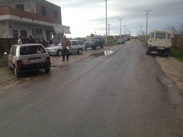 Vdes 50 vjeçari, bie me makinë në kanal (FOTO)