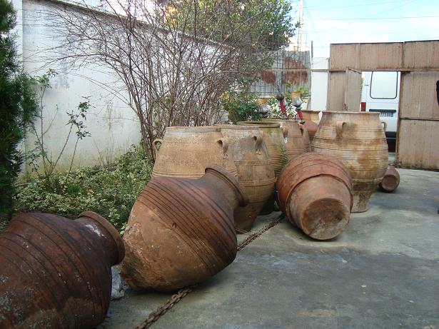 Durrës, policia sekuestron objekte antike në shtëpinë e tregtarit durrsak (FOTO)