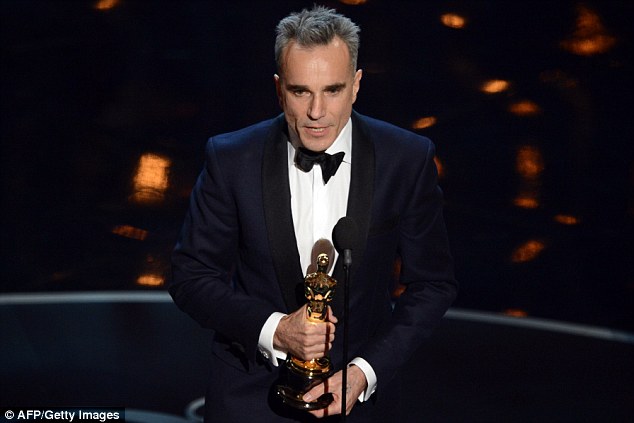 Daniel Day- Lewis aktori më me fat, dërgon në shtëpi tre çmime Oscar