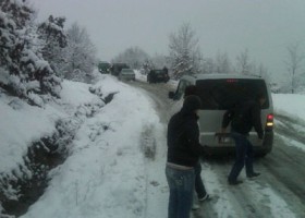 Bie furgoni në humnerë, një i vdekur dhe një i plagosur