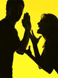 Durrës, bashkëshortët rrahin njeri-tjetrin, kërkojnë urdhër mbrojtjeje