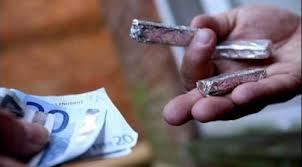 Prangoset 18 vjeçari, u shpërndante drogë nxënësve