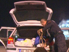 Kapen me 3 kg kanabis në Mercedes, pranga tre të rinjve