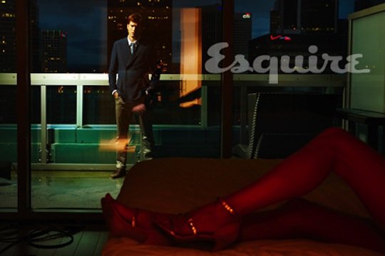 Ashton Kutcher pozon për revistën “Esquire” (FOTO)