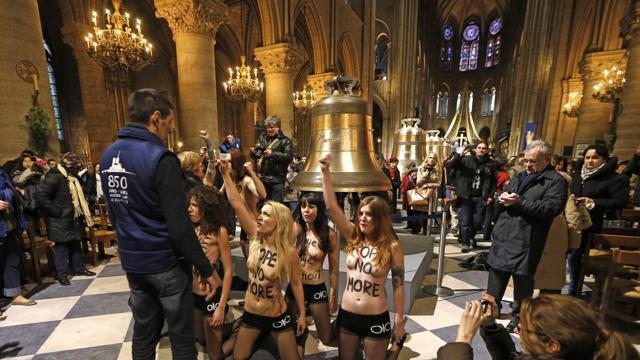 Femen, protestë topless brenda katedrales Notre-Dame (FOTO)