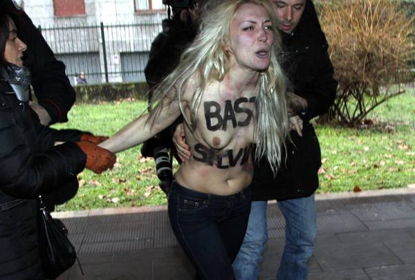 Aktivistet e Femen kundërshtojnë Berluskonin topless (FOTO &#038; VIDEO)