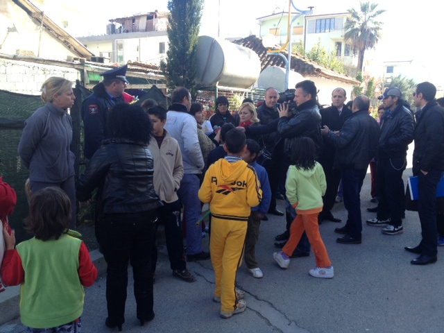 Durrës, përmbarimi nxjerr 12 familje nga ish kabinat e plazhit