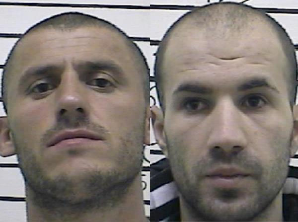 Shqiptarët e arratisur nga burgu, hanë mëngjes në një pikë karburanti