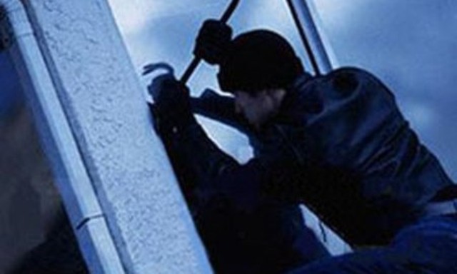 Po grabisnin banesën, arrestohen në flagrancë tre persona