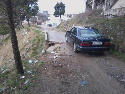 Kodër Vilë, rrëshqitjet e dheut dëmtojnë rëndë rrugën (FOTO)