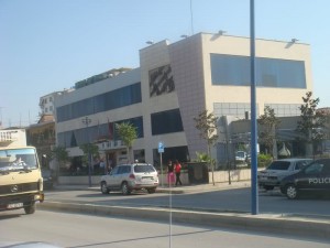 Shoqërohet për vjedhje në komisariat, arratiset duke kapërcyer murin