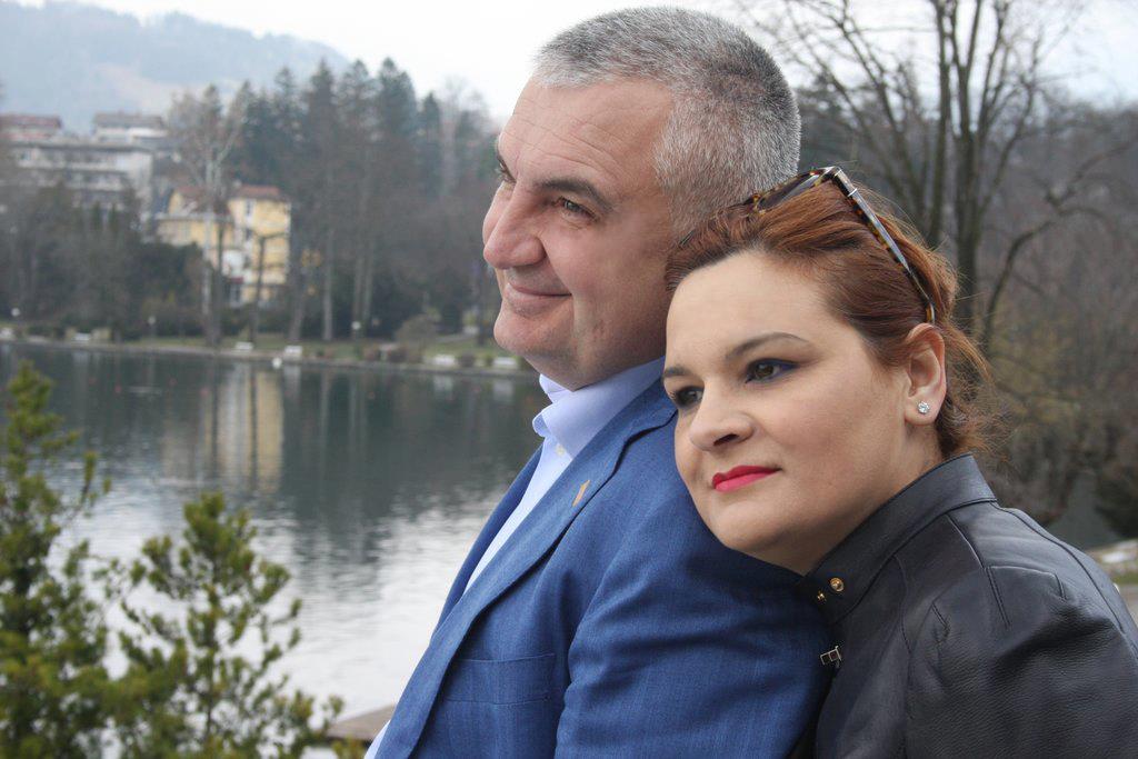 Çifti Meta-Kryemadhi uron shqiptarët për Shën Valentinin
