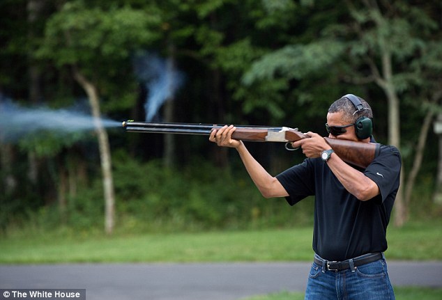 Obama publikon foton me pushkë në krah