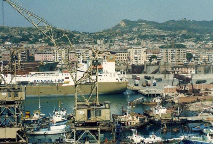 Bllokohen 12 anije peshkimi