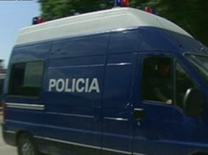 Plagoset një nxënës me sëpatë, procedim drejtorit dhe mësueses