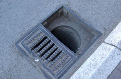 Durrës, vidhnin kapakët e pusetave, ndalohen të miturit