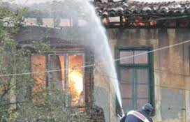 Përfshihet nga flakët banesa në Fier, shkak një shkëndije elektrike