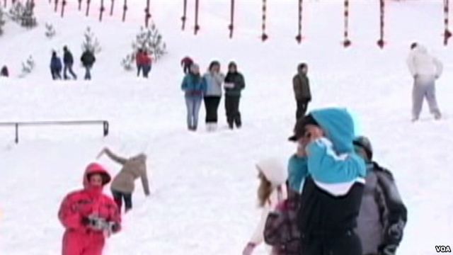 Kosovë, kamp dimëror për fëmijët shqiptarë e serbë