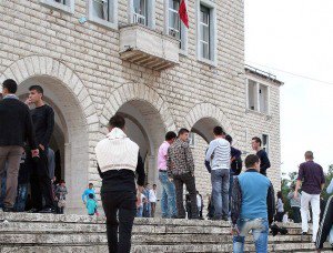 Konfliktohen për zhurmat, plagosen tre studentë