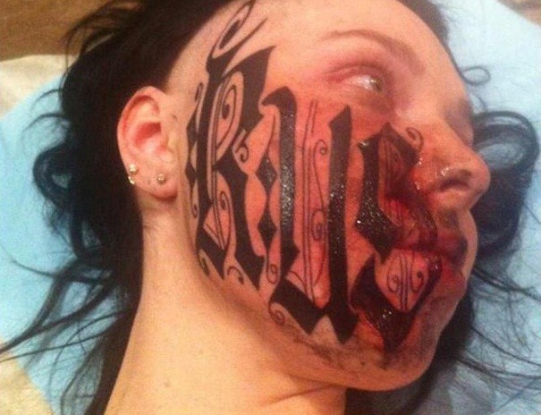 E paparë, bën tatuazh emrin e tij në fytyrën e së dashurës (FOTO)