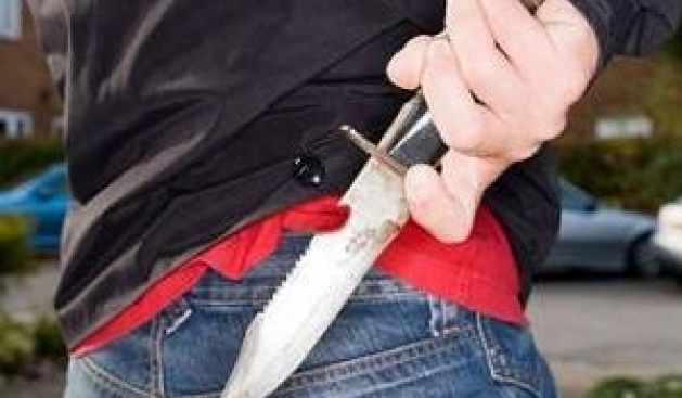 Plagosen me thikë dy të rinj, arrestohet adoleshenti