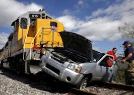 3 të plagosur nga përplasja e trenit me automjetin