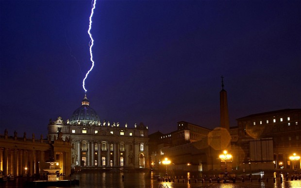 Skandal-Raporti: Papa iku nga shantazhet e klerikëve gej