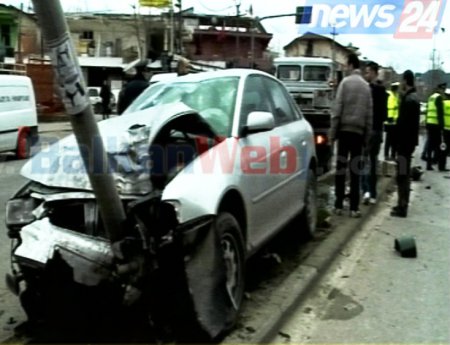 Shoferi i dehur përplaset me pemën e 2 makina