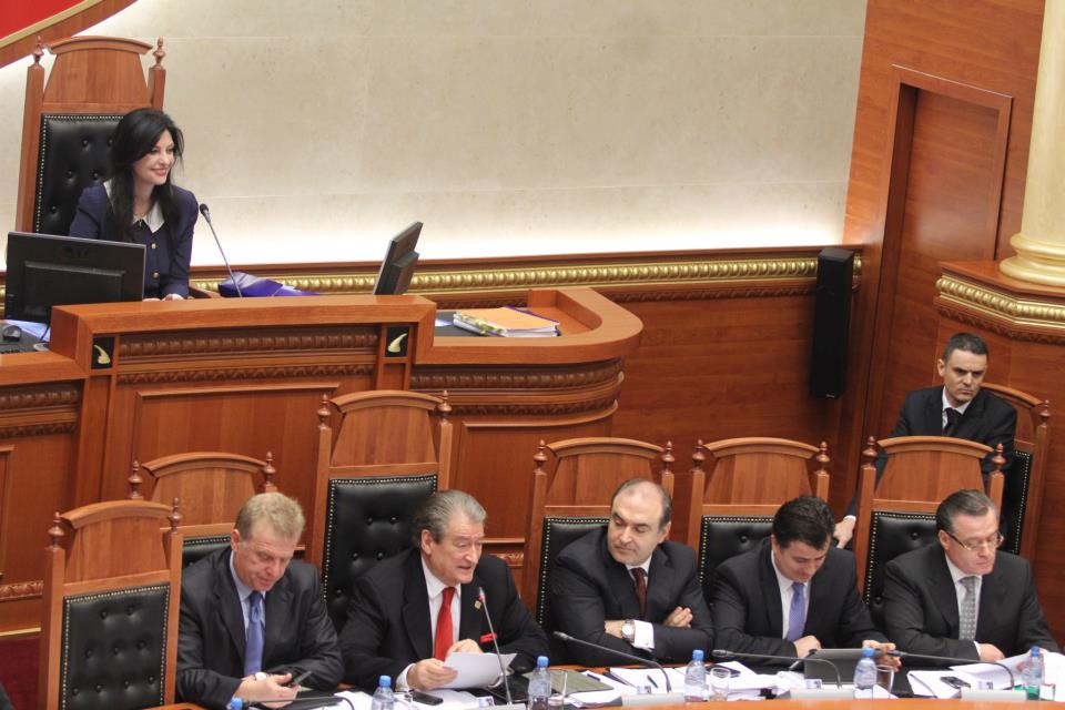 Topalli e Berisha flasin, ministrat me sytë nga iPad-ët (FOTO)