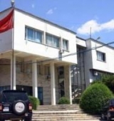 Dhunohet zyra e shoqatës së OMONIA-s, gjurmë gjaku në xhamat e thyer