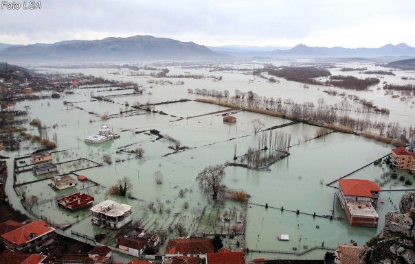 Përmbytje në Shkodër e Vlorë, qindra ha tokë nën ujë, rrezikohen 300 shtëpi