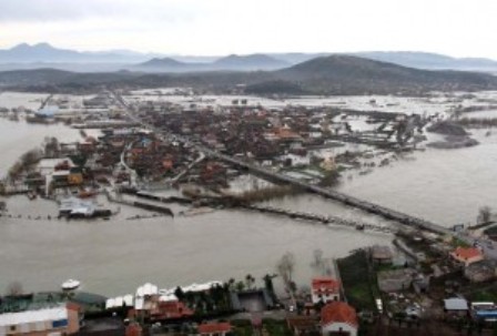 Përmbytjet, përmirësohet situata në shumë zona