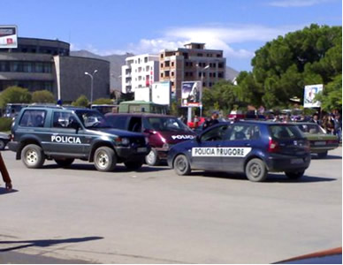 Pranga 4 personave, i vunë eksploziv makinës së policit