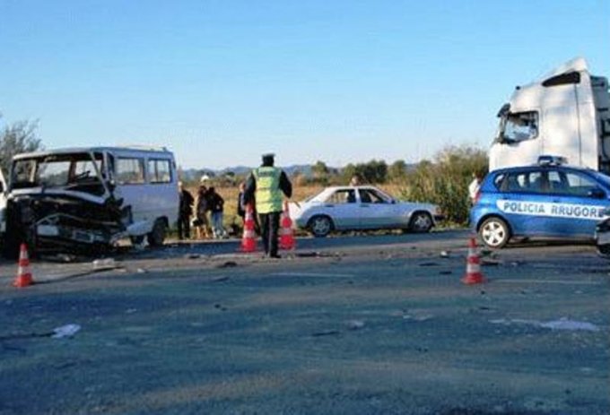 Aksident në aksin Fier-Libofshë, autobusi përplaset me furgonin