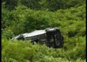 Aksident, makina del nga rruga, plagoset shoferi dhe 20-vjeçarja