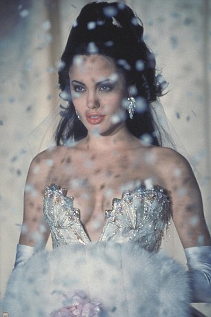 Njihuni me Anxhelinë Xholinë e Rusisë (FOTO)