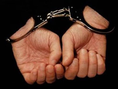 Godet me grushta  fqinjën 88-vjeçare, në pranga 41-vjeçari